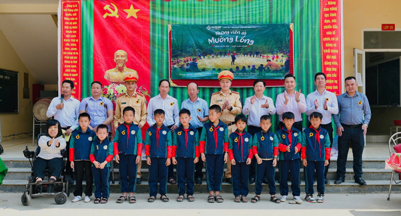 CSGT Công an Nghệ An mang bài học giao thông đến trẻ em vùng cao -1