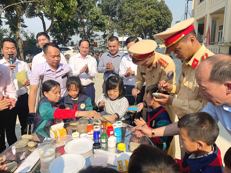 CSGT Công an Nghệ An mang bài học giao thông đến trẻ em vùng cao -0