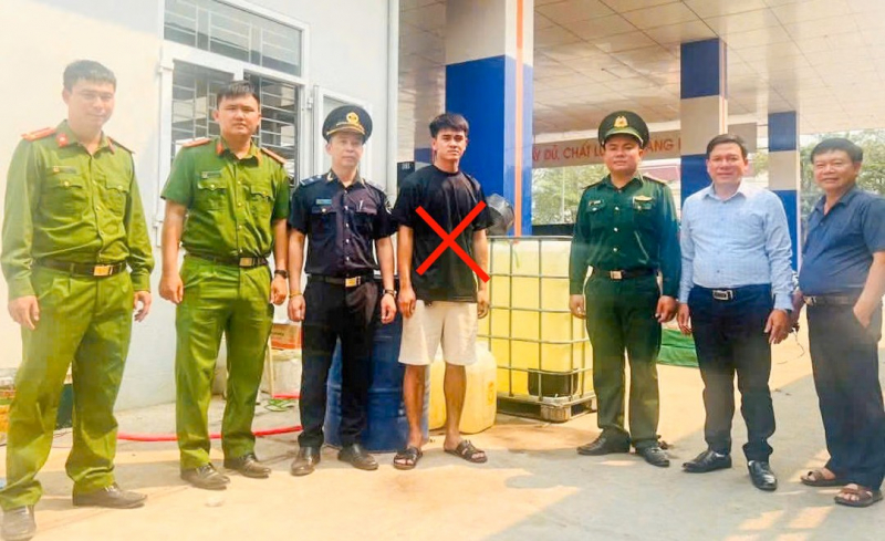 Ngăn chặn vận chuyển trái phép xăng dầu qua biên giới -0