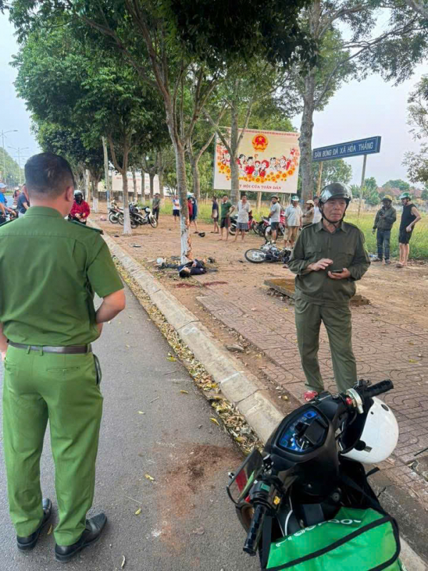 Xe máy kẹp 3 tông vào gốc cây, 3 người thương vong -0