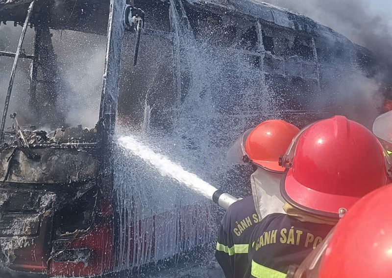 Đang chạy trên quốc lộ 1A xe khách giường nằm bốc cháy trơ khung sắt -0