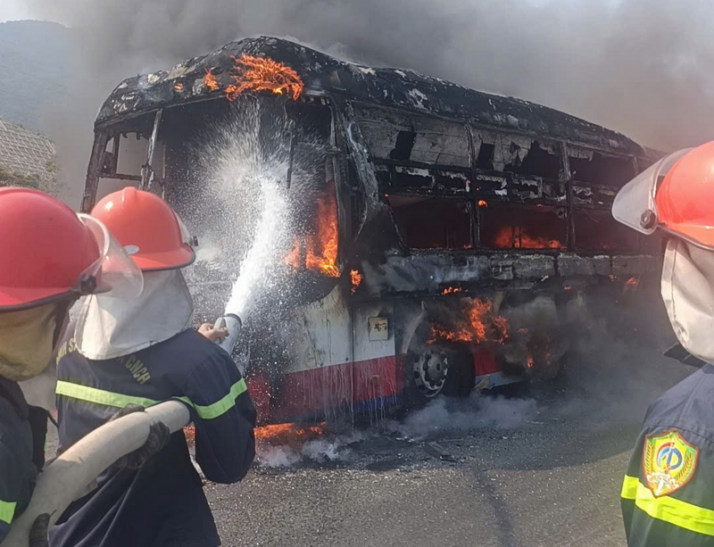 Đang chạy trên quốc lộ 1A xe khách giường nằm bốc cháy trơ khung sắt -1