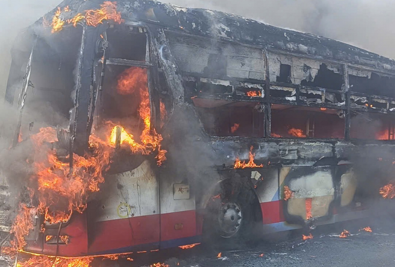 Đang chạy trên quốc lộ 1A xe khách giường nằm bốc cháy trơ khung sắt -0