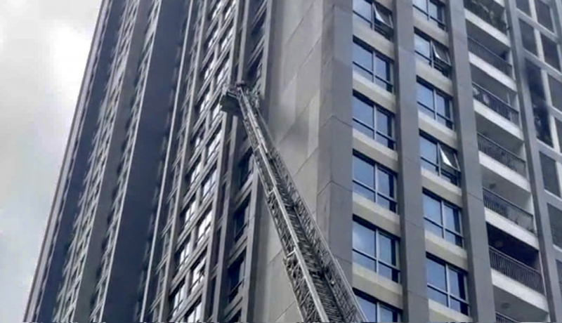 Dùng xe thang chữa cháy căn hộ ở tòa nhà  45 tầng -0