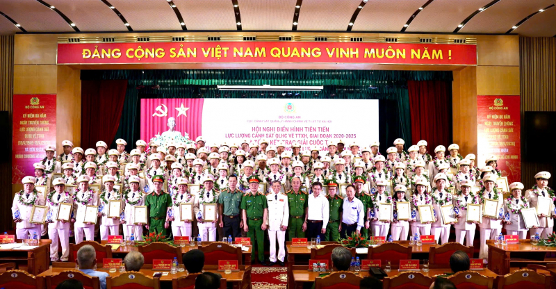 Tuyên dương 80 tập thể, cá nhân điển hình tiên tiến lực lượng Cảnh sát Quản lý hành chính về trật tự xã hội -0