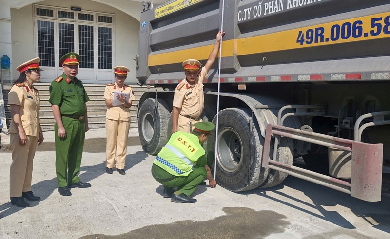 Siết chặt quản lý xe ô tô trên 15 tấn phòng ngừa tai nạn giao thông -0