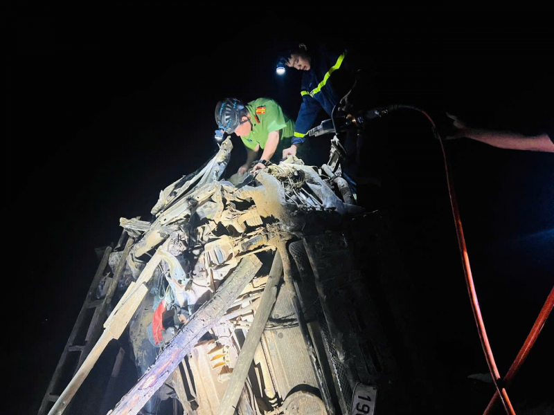 Tuyên Quang: Xuyên đêm cứu nạn xe chở vật liệu rơi xuống vực sâu 80m  -0