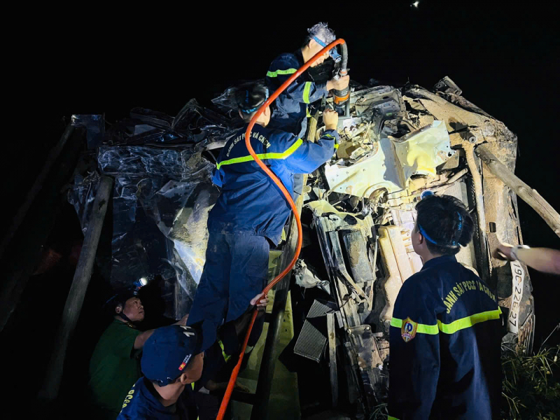 Tuyên Quang: Xuyên đêm cứu nạn xe chở vật liệu rơi xuống vực sâu 80m  -1