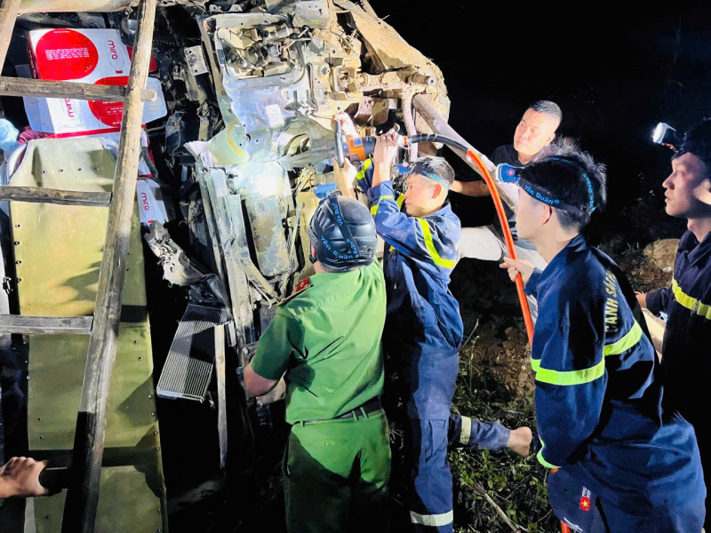 Tuyên Quang: Xuyên đêm cứu nạn xe chở vật liệu rơi xuống vực sâu 80m  -2