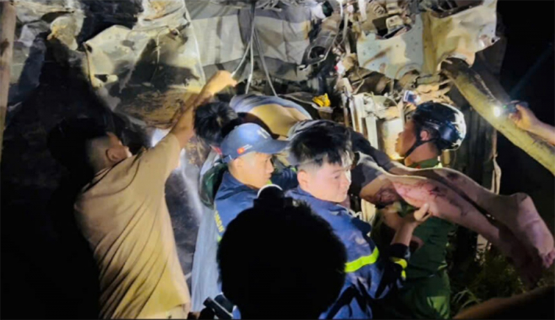 Tuyên Quang: Xuyên đêm cứu nạn xe chở vật liệu rơi xuống vực sâu 80m  -0