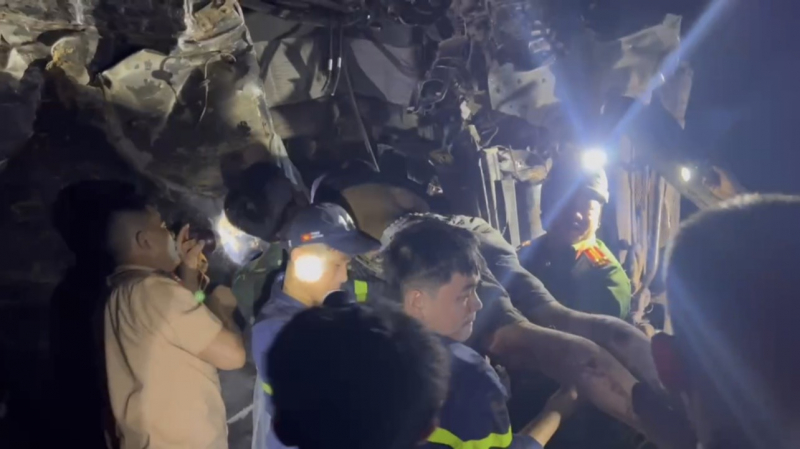 Tuyên Quang: Xuyên đêm cứu nạn xe chở vật liệu rơi xuống vực sâu 80m  -1