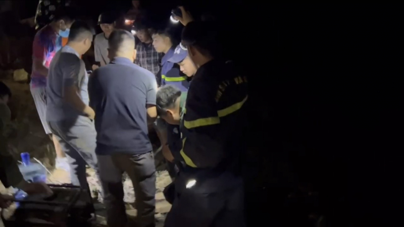 Tuyên Quang: Xuyên đêm cứu nạn xe chở vật liệu rơi xuống vực sâu 80m  -3