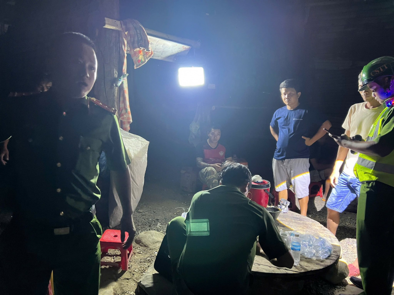 Bắt quả tang nhóm 