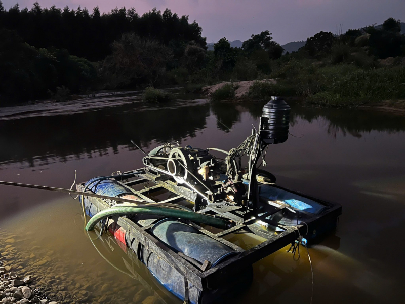 Bắt quả tang nhóm 