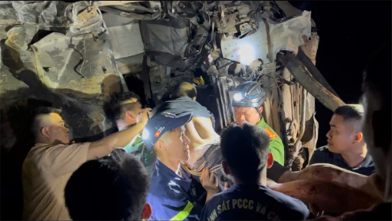 Tuyên Quang: Xuyên đêm cứu nạn xe chở vật liệu rơi xuống vực sâu 80m  -2