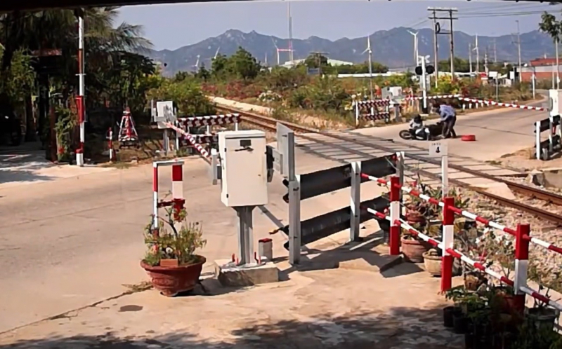 Chạy xe máy tốc độ cao tông barie đường sắt, người phụ nữ thoát chết trong gang tấc -0