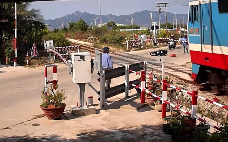 Chạy xe máy tốc độ cao tông barie đường sắt, người phụ nữ thoát chết trong gang tấc -0