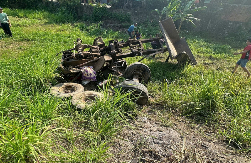 Tàu lửa tông xe công nông băng qua đường ngang tự mở, ba ông cháu thương vong -0