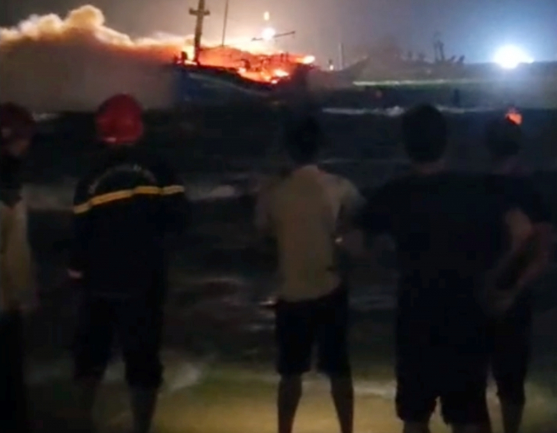 Tàu cá đang neo đậu ở vùng biển Quảng Ngãi bốc cháy ngùn ngụt trong đêm -0