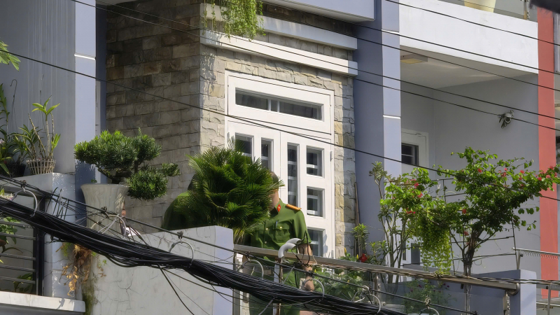 Nhiều người liều mình tìm cách thoát khỏi đám cháy căn nhà 4 tầng ngăn phòng cho thuê -0