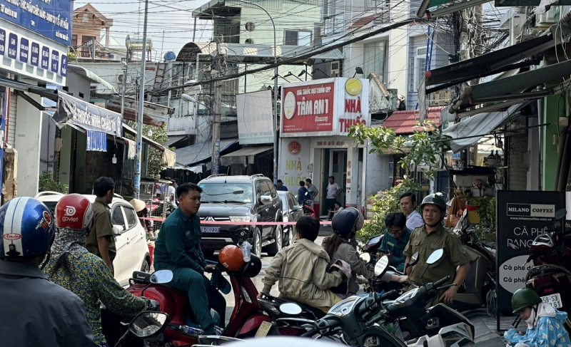 Nhiều người liều mình tìm cách thoát khỏi đám cháy căn nhà 4 tầng ngăn phòng cho thuê -1