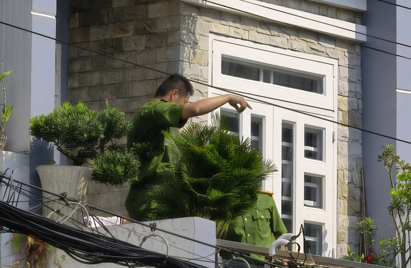 Vụ cháy nhà trọ 7 người thương vong:  Cảnh sát nỗ lực băng mình vào khói lửa cứu 10 người -3