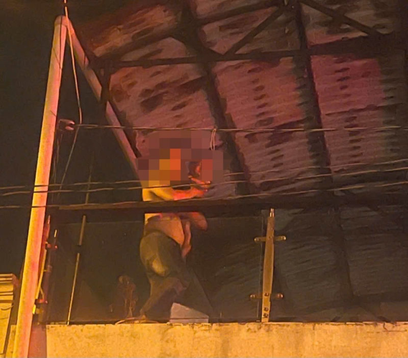 Nhiều người liều mình tìm cách thoát khỏi đám cháy căn nhà 4 tầng ngăn phòng cho thuê -0