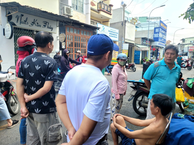 Vụ cháy nhà trọ 7 người thương vong:  Cảnh sát nỗ lực băng mình vào khói lửa cứu 10 người -4