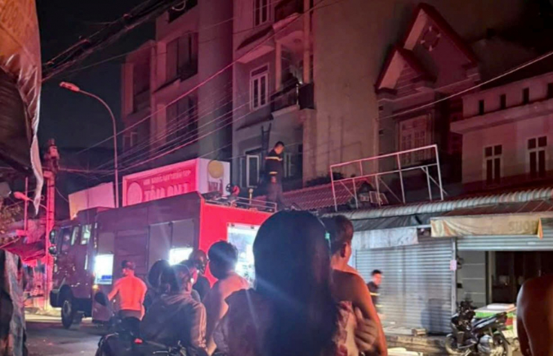 Vụ cháy nhà trọ 7 người thương vong:  Cảnh sát nỗ lực băng mình vào khói lửa cứu 10 người -5