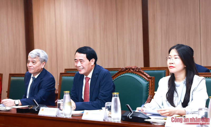 Deputy Minister Le Quoc Hung meets The Asia Group’s leader -0