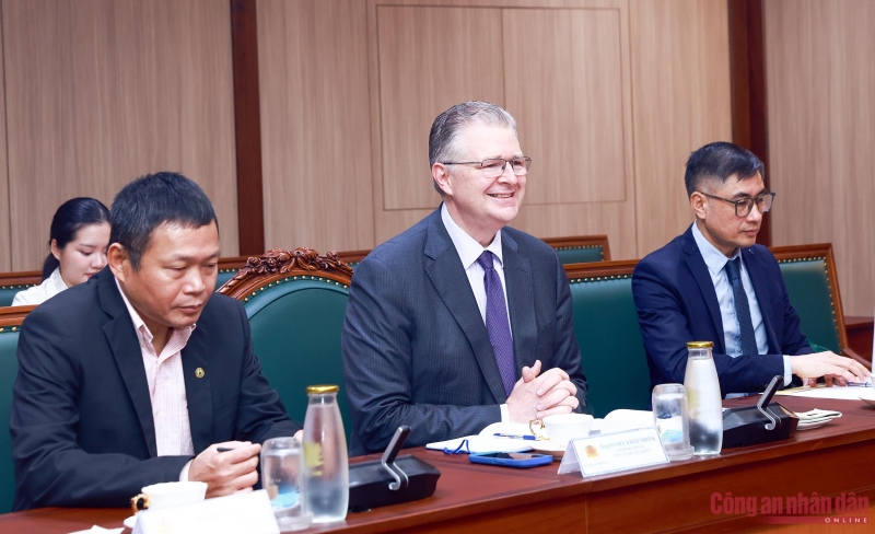 Deputy Minister Le Quoc Hung meets The Asia Group’s leader -0
