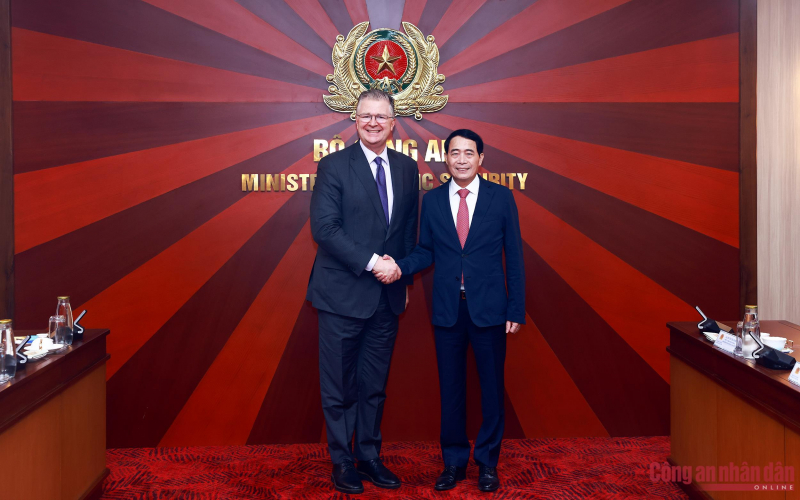 Deputy Minister Le Quoc Hung meets The Asia Group’s leader -0