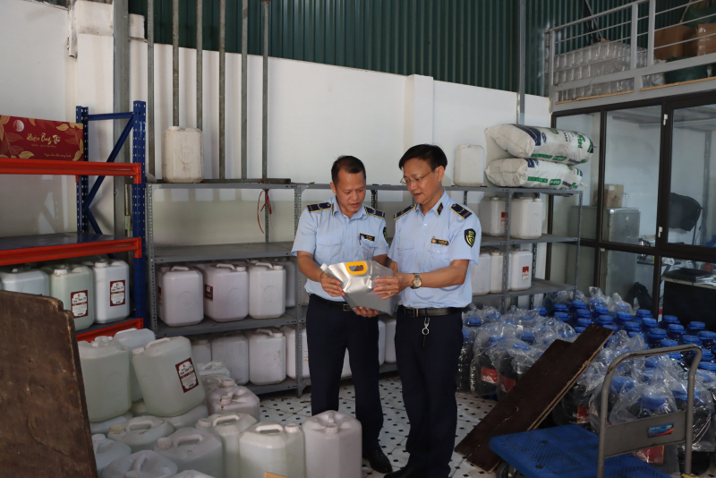 Gần 9.000 lít rượu có dấu hiệu vi phạm tại Hà Nội -0