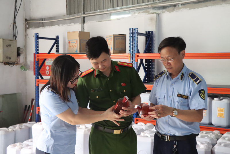 Gần 9.000 lít rượu có dấu hiệu vi phạm tại Hà Nội -1