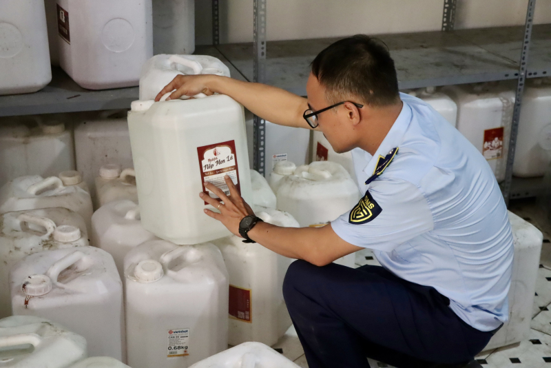 Gần 9.000 lít rượu có dấu hiệu vi phạm tại Hà Nội -2