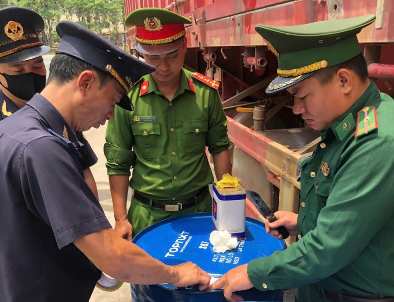 Buôn lậu xăng dầu qua cửa khẩu quốc tế ở Quảng Trị vẫn tiếp diễn  -0