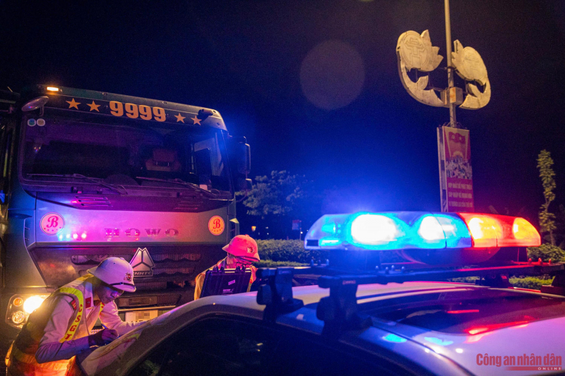 Gần 1.000 xe tải bị CSGT xử phạt trong chưa đầy nửa tháng -0