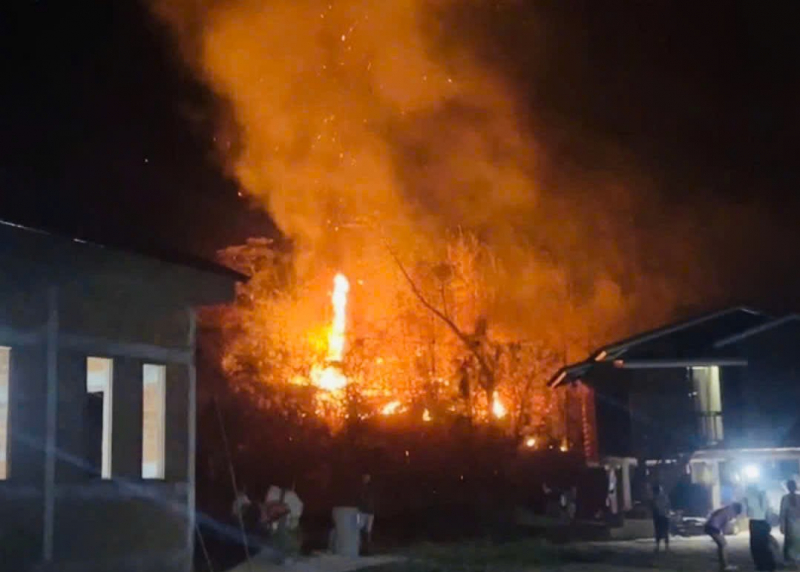 Công an Quảng Trị hỗ trợ Lào dập tắt cháy rừng, bảo vệ khu dân cư -0