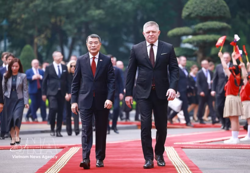 Vietnamese Prime Minister chairs official welcome ceremony for Slovak counterpart -0