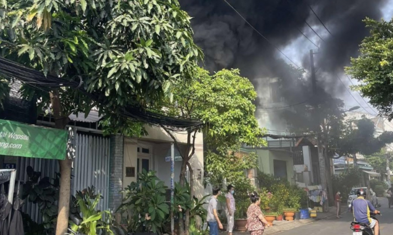 14 xe gắn máy cháy trơ khung trong sân nhà dân -0