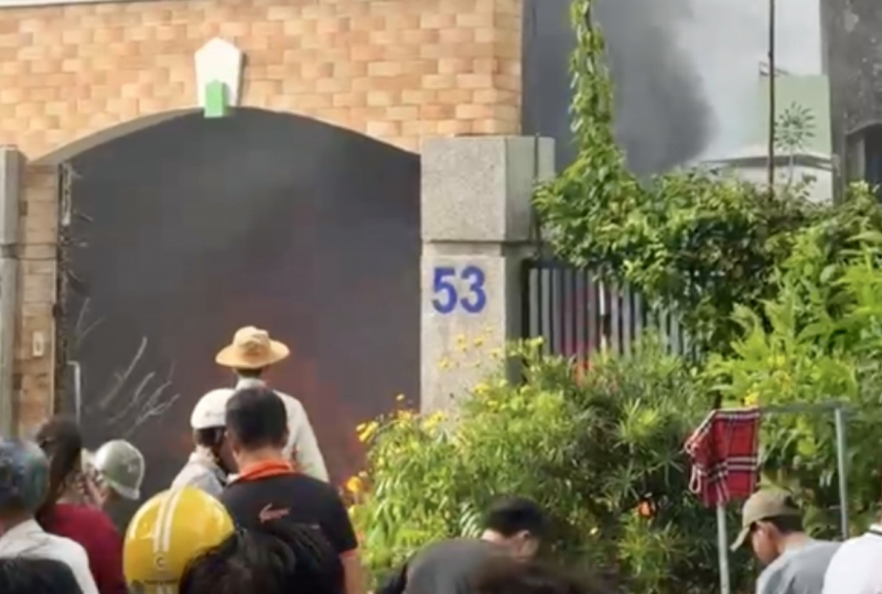 14 xe gắn máy cháy trơ khung trong sân nhà dân -0