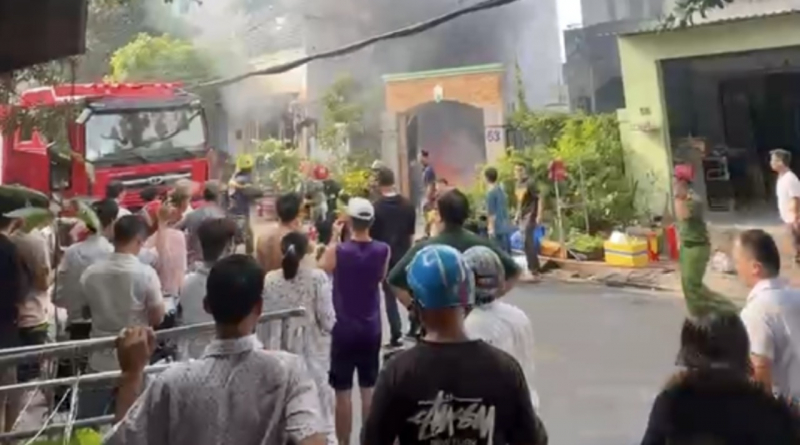 14 xe gắn máy cháy trơ khung trong sân nhà dân -0