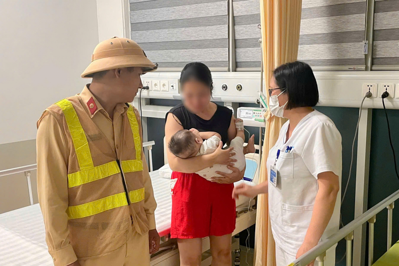 Bé 7 tháng tuổi khó thở được CSGT đưa đi cấp cứu trong đêm -0