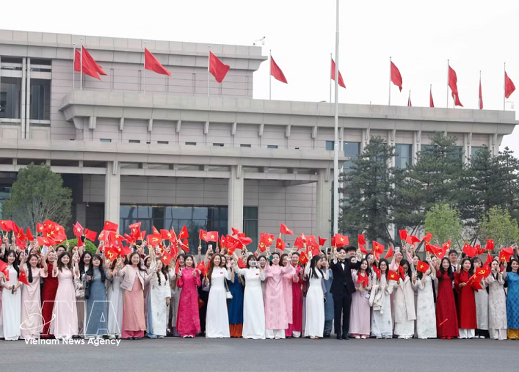 Top Vietnamese leader arrives in Beijing for state visit to China -1