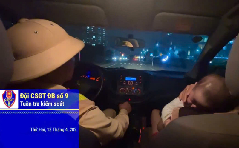 Bé 7 tháng tuổi khó thở được CSGT đưa đi cấp cứu trong đêm -0