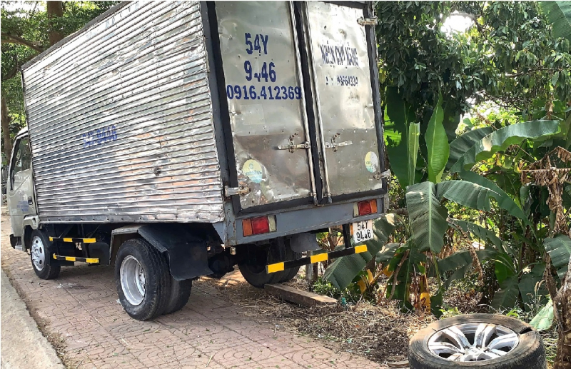 Sau chầu nhậu, 2 thanh niên liều lĩnh rủ nhau đi trộm xe ô tô dù không biết lái xe -0