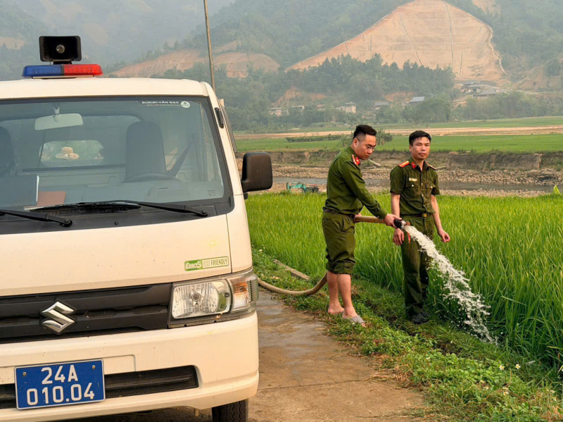 hành động kịp thời hỗ trợ nhân dân chống hạn thể hiện tinh thần gần dân, vì nhân dân phục vụ của lực lượng công an cơ sở.jpg -0