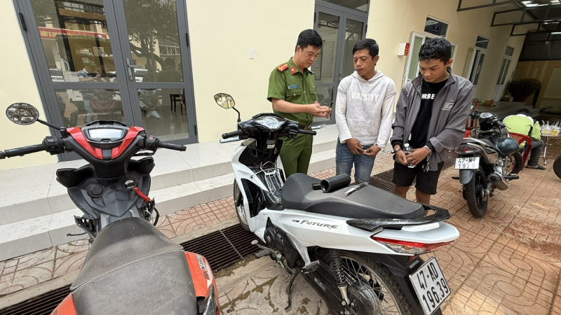 2 con nghiện với nhiều tiền án dùng bình hơi cay chống trả Công an khi bị vây bắt trộm xe máy -0