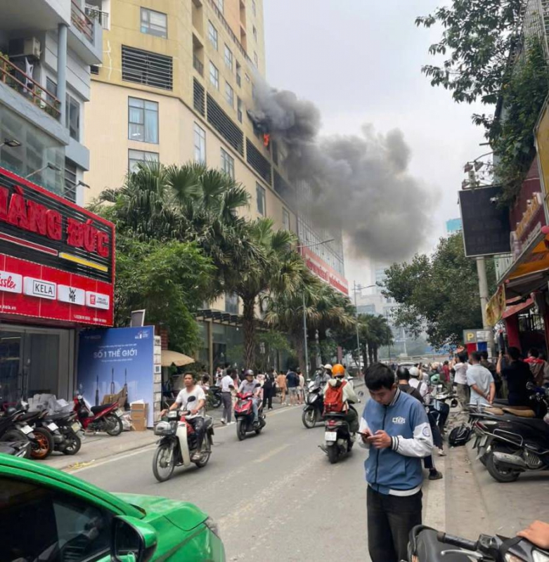 Cảnh sát phòng cháy kịp thời cứu 3 người ở chung cư -0