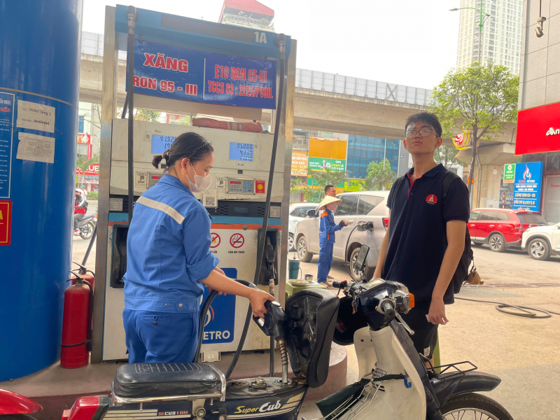 Xăng E10 dần được người dân đón nhận -0